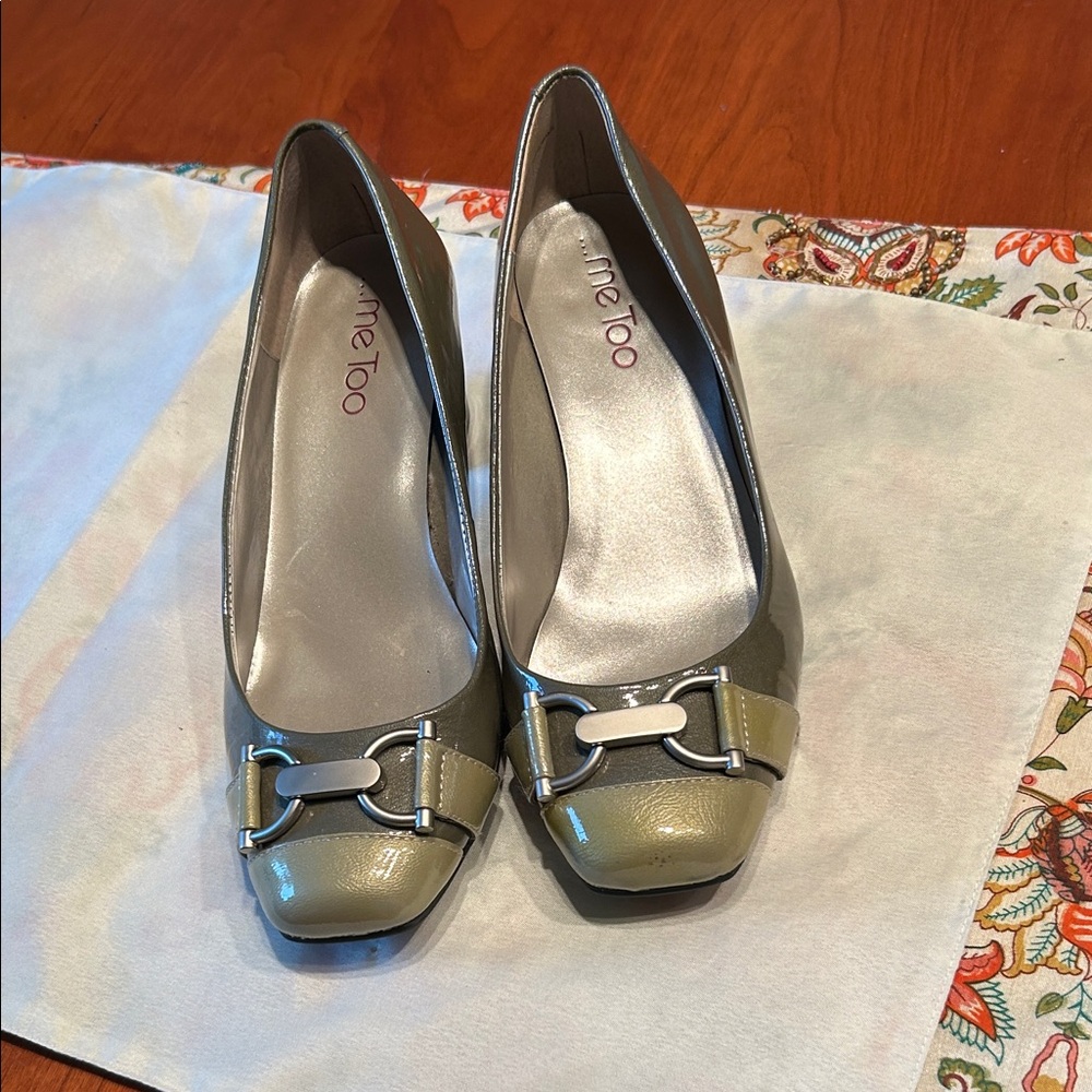 NEW Me Too Women's Olive and Beige Flats